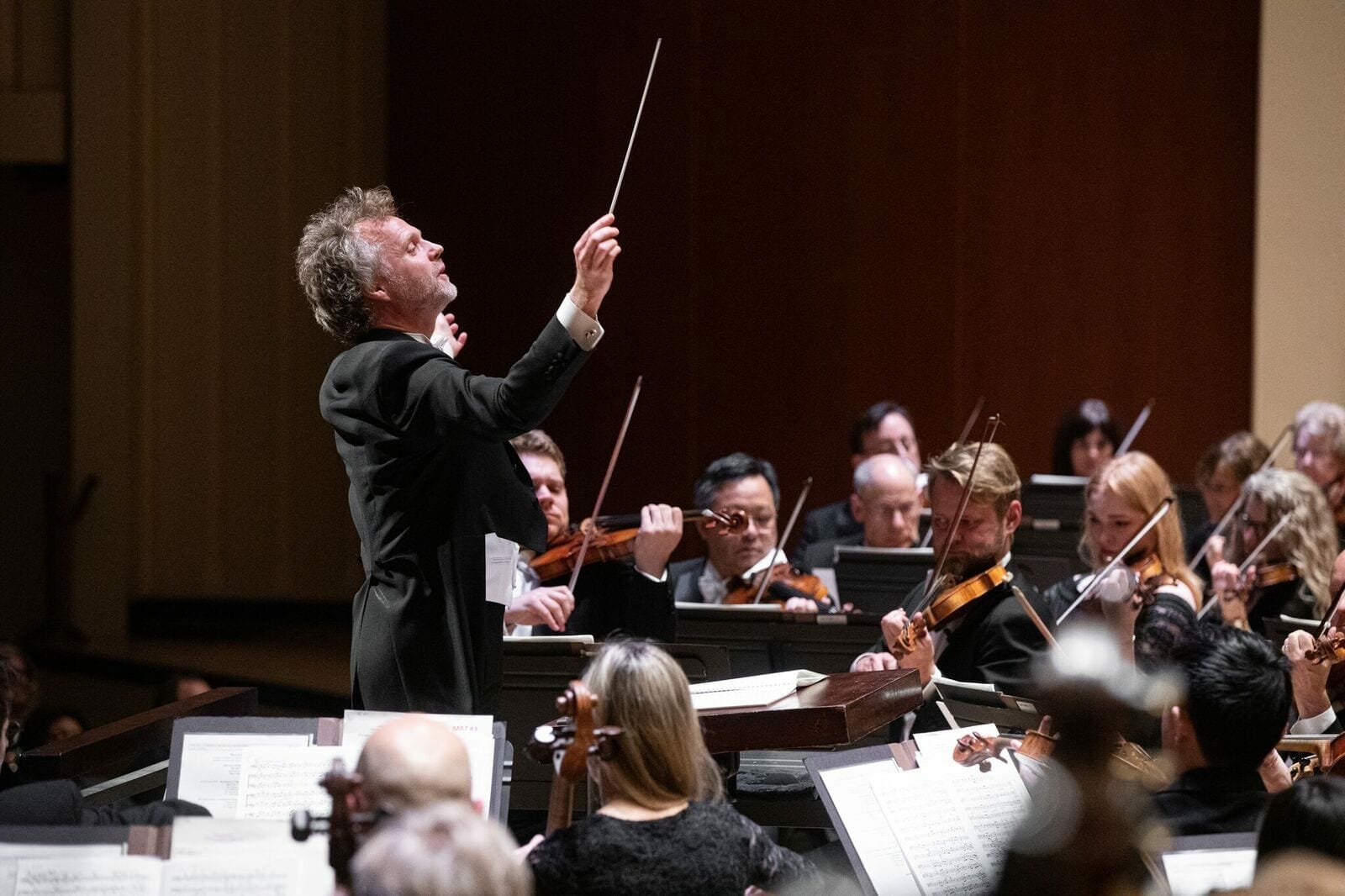 ASO guest conductor Thomas Søndergård conducts the orchestra.