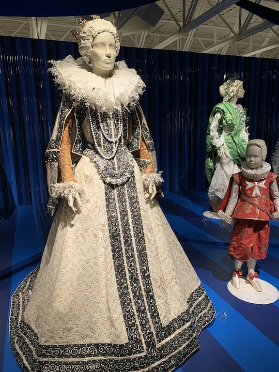 Fashion and art by Isabelle de Borchgrave.