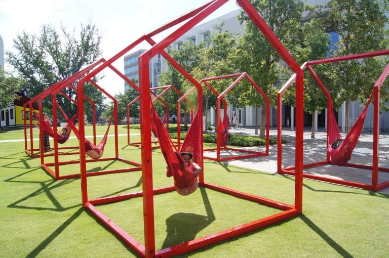 Review "Mi Casa, Your Casa," 40 red houses with hammocks, bring new